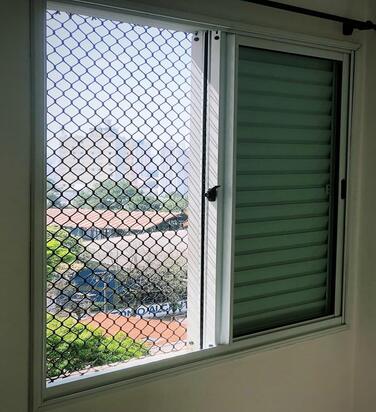 Janela do quarto com rede de proteção