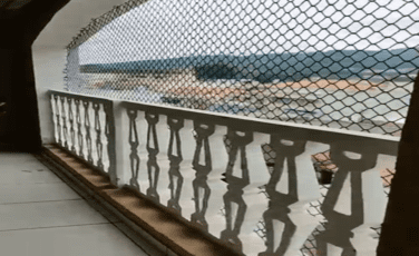 Varanda com balaústre e rede de proteção