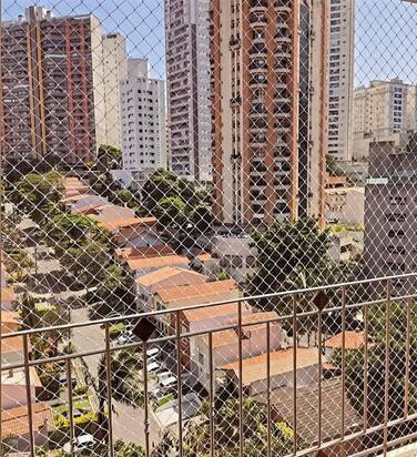 Varanda telada com vista do bairro