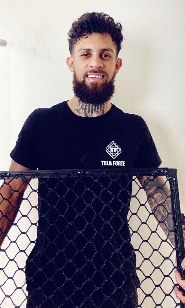 Brendon – fundador da Tela Forte Brendon, fundador da Tela Forte, em uma de suas primeiras instalações de rede de proteção em São Paulo