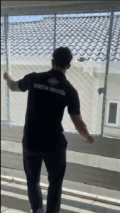 Instalação de tela removível em janela residencial