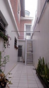 Corredor residencial com rede customizada sob medida.