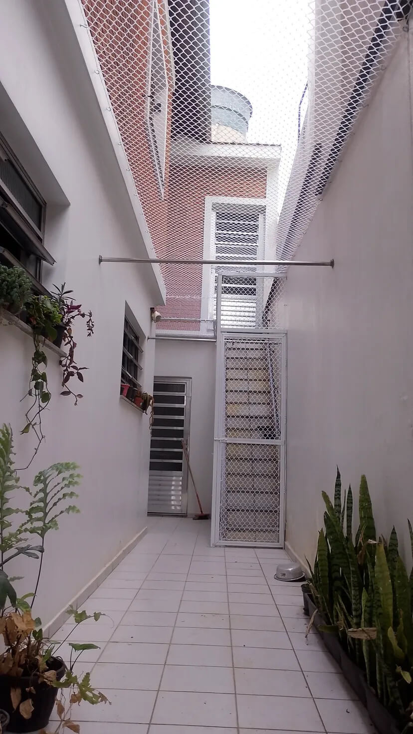 Corredor residencial com rede customizada sob medida.