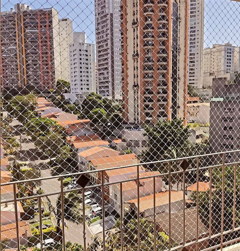 Varanda telada e segura.