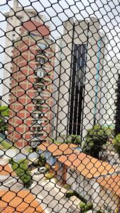 Vista da janela com rede de proteção.