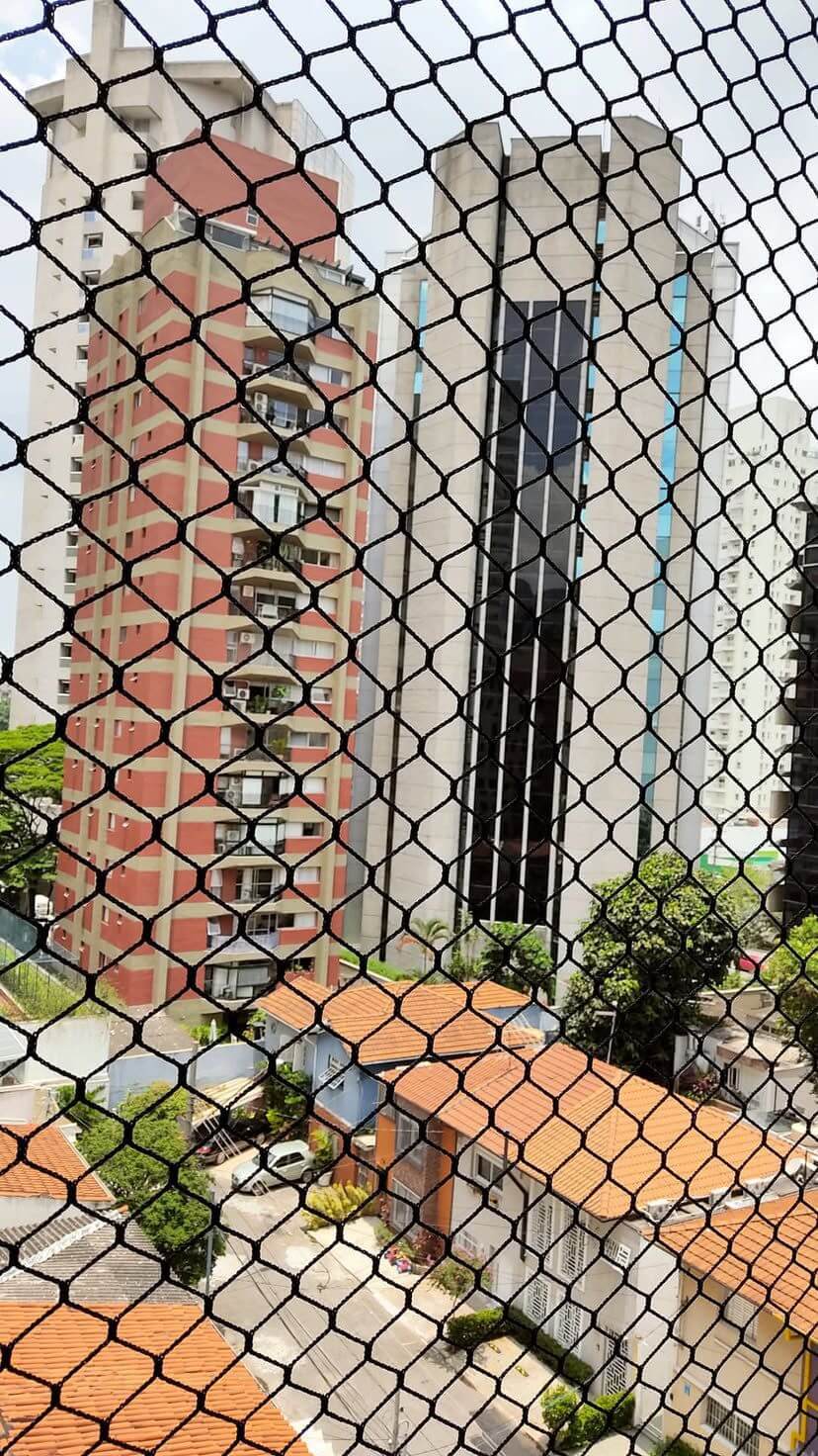 Vista da janela com rede de proteção.