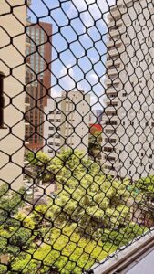 Vista da janela protegida com rede de proteção.