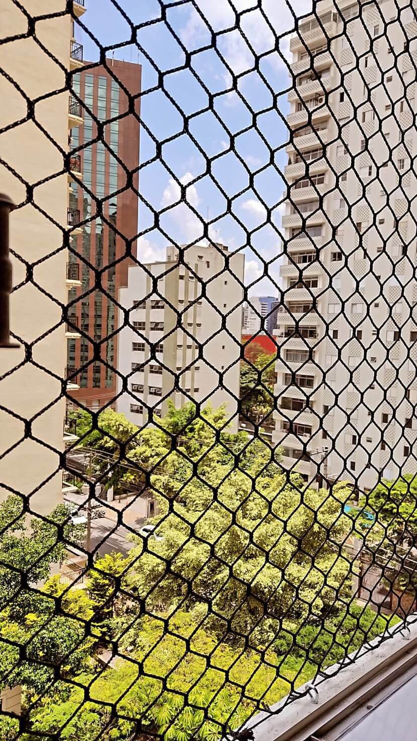 Vista da janela protegida com rede de proteção.