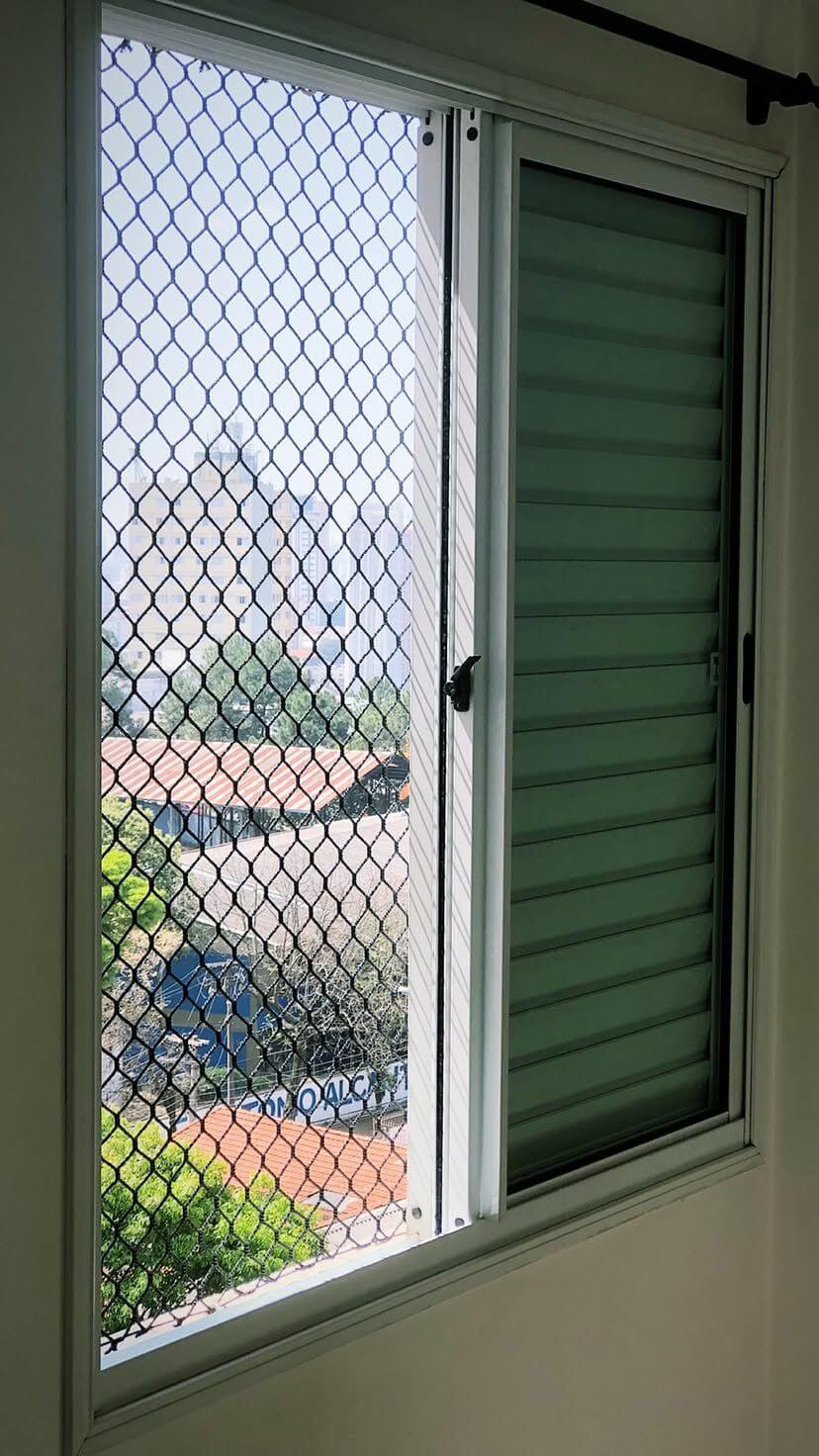 Janela do quarto com rede de proteção.