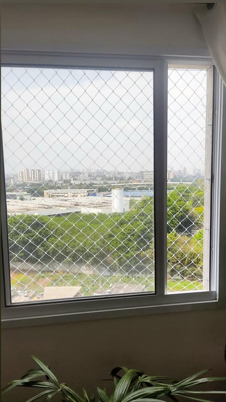 Janela do quarto de apartamento com rede de proteção 